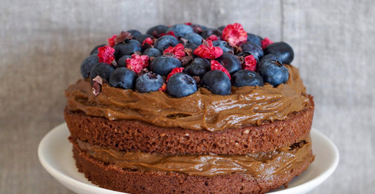 Шоколадный торт с ягодами