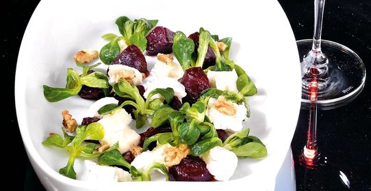 Салат из свеклы с козьим сыром и медовой заправкой