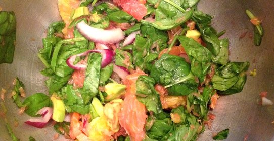 Салат из шпината с копченым лососем и маслом авокадо