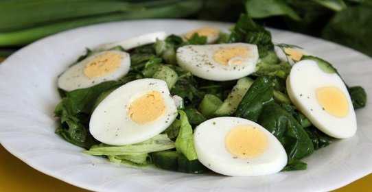 Летний зеленый салат со шпинатом и яйцом