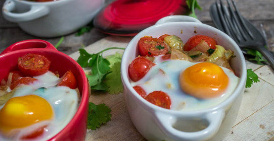 Глазунья с томатами в горшочках