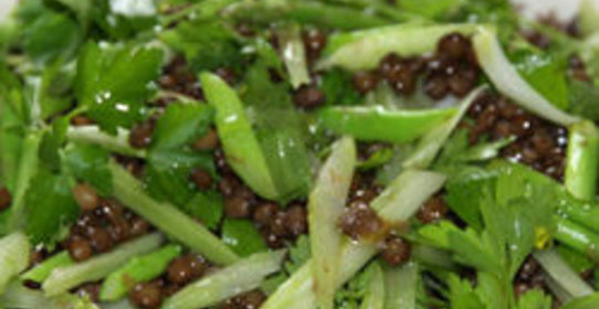 Салат из зеленой чечевицы со спаржей