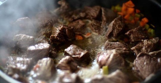 Говядина медленного тушения в темном пиве