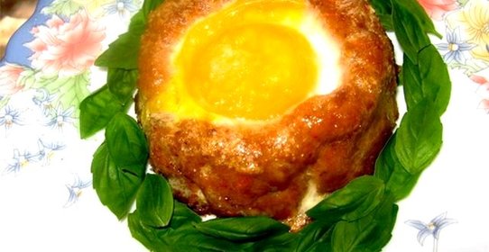 Мясные гнезда с сыром и яйцами