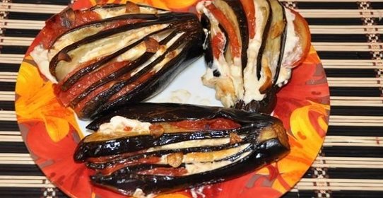 Запеченные веером баклажаны с помидорами и сыром
