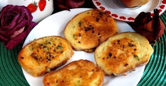 Сырные гренки с зеленым луком