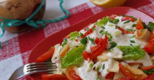 Салат с яблоками и помидорами со сметанной заправкой