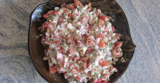 Салат из помидоров с крабовыми палочками
