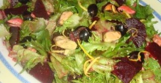 Зеленый салат с мидиями и свеклой