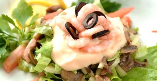 Салат из креветок с шампиньонами и зеленью