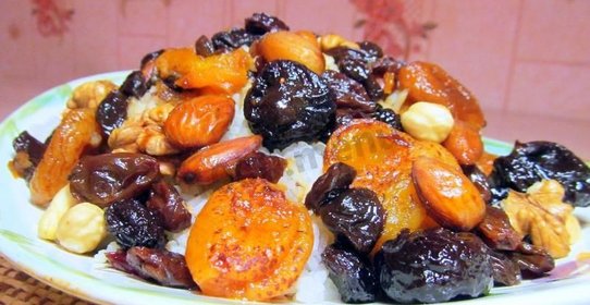 Сладкий армянский плов с изюмом и сухофруктами