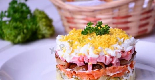 Салат Охотничий соленые огурцы грибы и колбаса