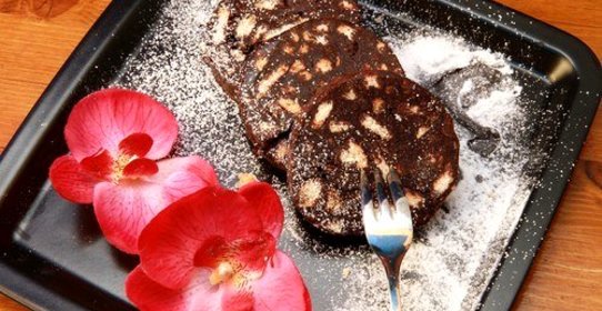 Десертная колбаса из печенья и какао