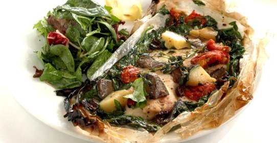 Салат из цукини, зеленого лука и вяленых томатов