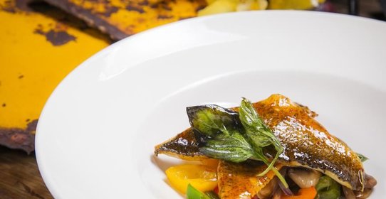 Сибас с обжаренным базиликом и специями