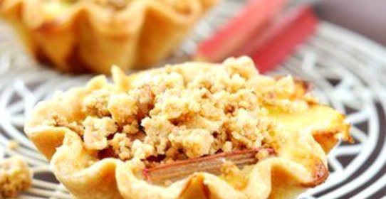 Запеченый десерт из клубники и ревеня с посыпкой из мацы