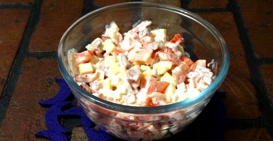 Салат с колбасой и сыром