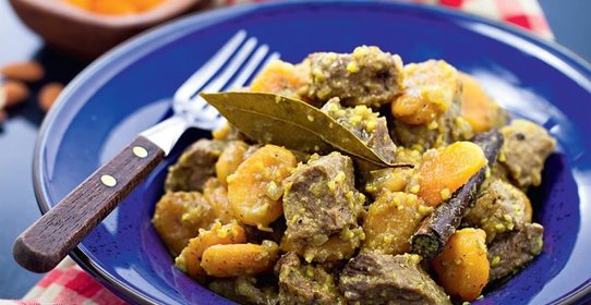 Тушеная баранина с пряными специями и курагой