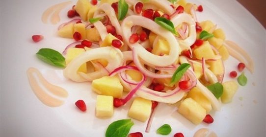 Салат с кальмаром и яблоком под йогуртовым соусом