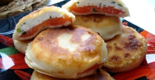 Пирожки с помидорами и творогом