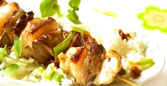 Куриные шашлыки с салатом из кускуса и огурцов