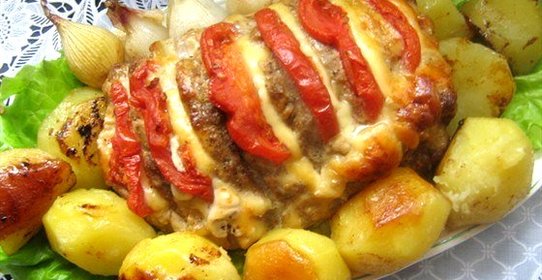 Ароматная праздничная свинина, фаршированная сыром и помидорами