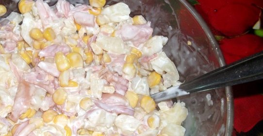 Салат из копченой курицы с ананасом