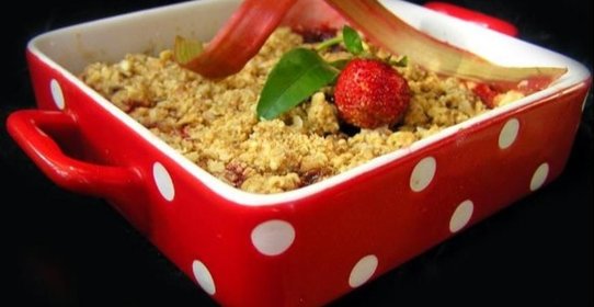 Крамбль клубнично-ревеневый