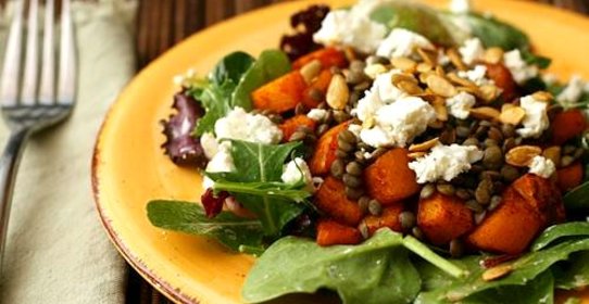 Салат с чечевицей, сквошем и козьим сыром