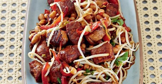 Свинина с фасолью в воке