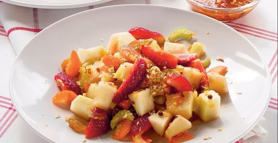 Фруктово-овощной салат с абрикосовой заправкой
