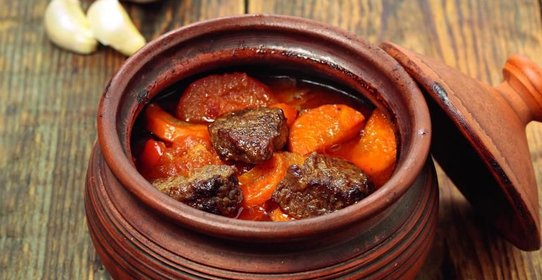 Гуляш в горшочках