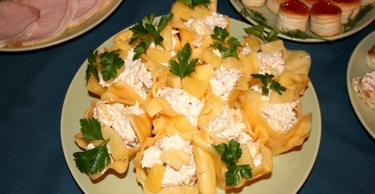 Салат с ананасом и чесноком