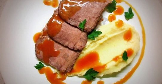 Ростбиф с мясным соусом и пюре из корня сельдерея