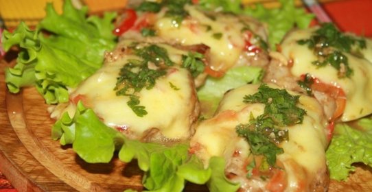 Свинина в маринаде из кунжутного дрессинга под шубой из моцареллы и болгарского перца