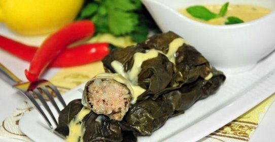 Долма из баранины и булгура под мятным соусом