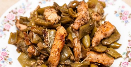 Баранина со стручками фасоли и яйцом