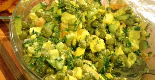 Вегетарианский оливье с жареным адыгейским сыром