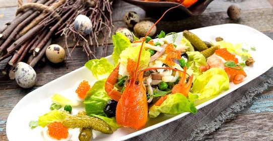 Оливье с перепелками и раковыми шейками