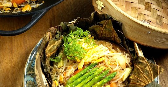 Лапша с белыми грибами в листьях лотоса