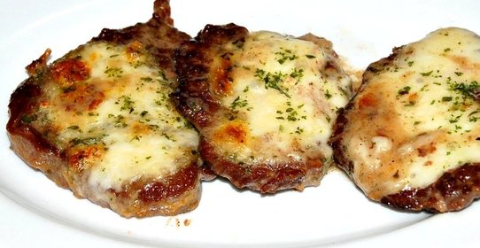 Нежная жаренная говядина с сыром