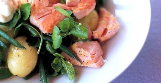 Салат из запеченного лосося с кресс-салатом