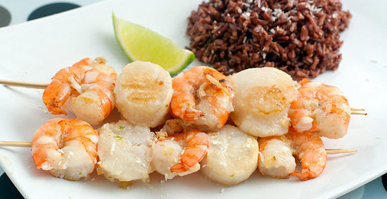 Шашлычки из гребешков и креветок