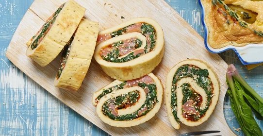 Ролл из омлета со шпинатом и лососем в азиатском стиле