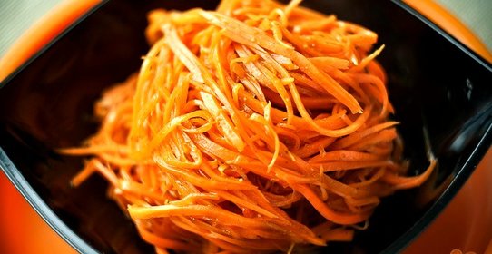 Салат из свежей моркови с кальмарами