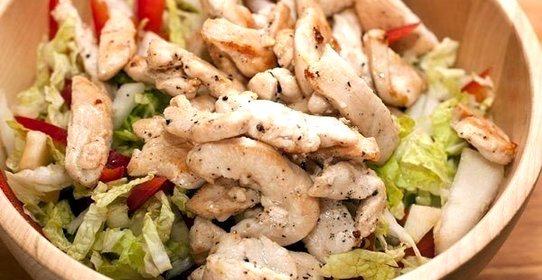 Салат из пекинской капусты с овощами и куриной грудкой