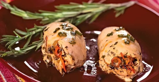 Фаршированные куриные грудки с розмарином
