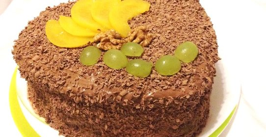 Бисквитный торт с шоколадным кремом и посыпкой