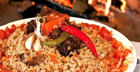 Плов в казане на плите