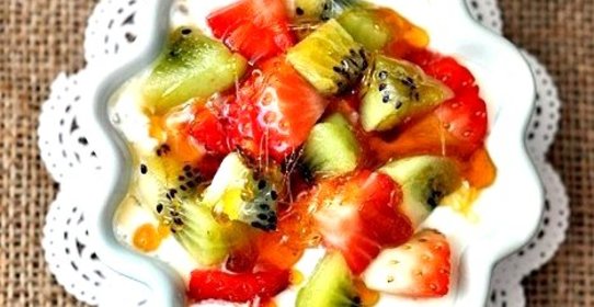 Йогуртовый десерт с фруктами